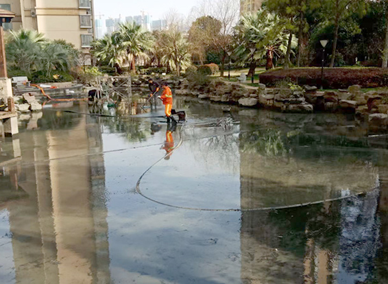 石龙景观池淤泥清理