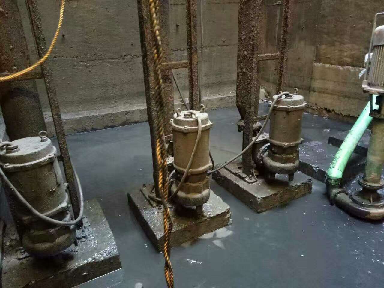 石龙污水池清理