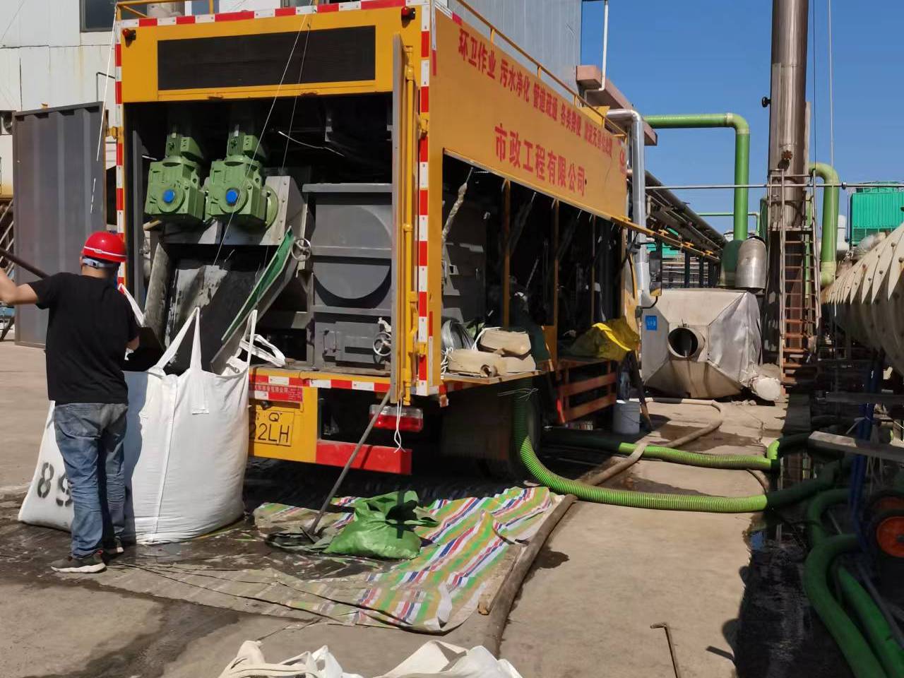 石龙淤泥压干处理