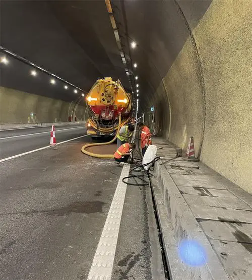 石龙隧道排水渠清淤